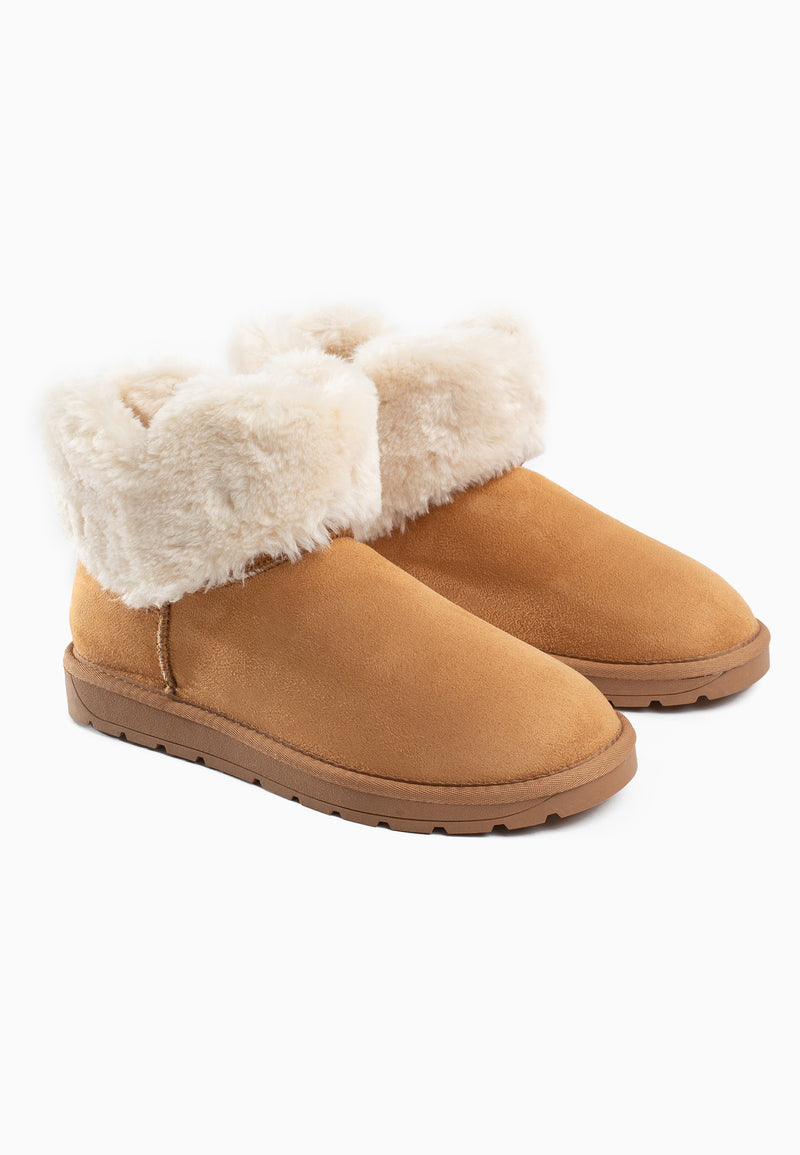 Paire de bottines fourrées Olivia camel de trois-quarts, revers crème et semelles crantées