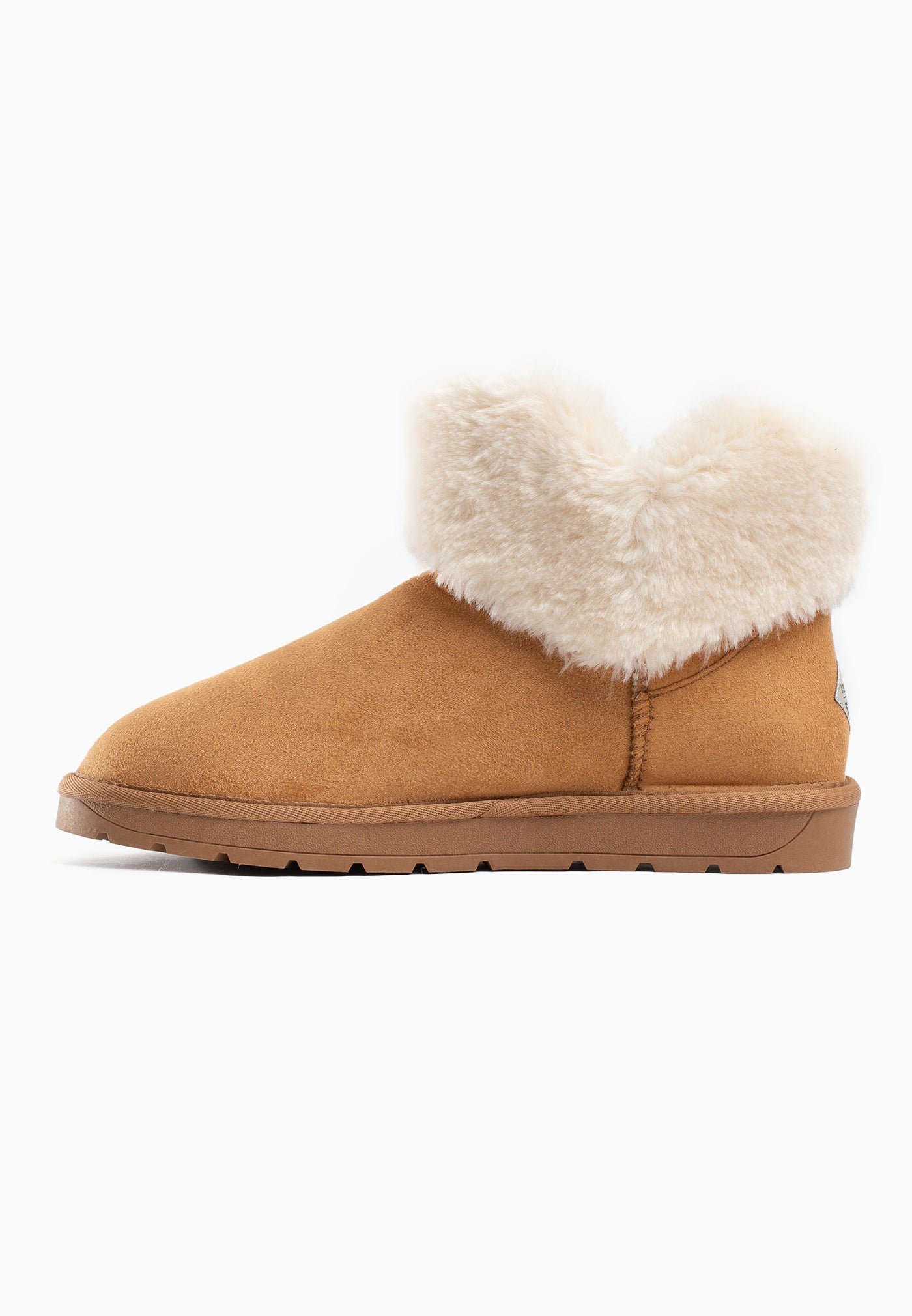Bottine fourrée Olivia camel de profil, revers échancré en V et petite étiquette au côté