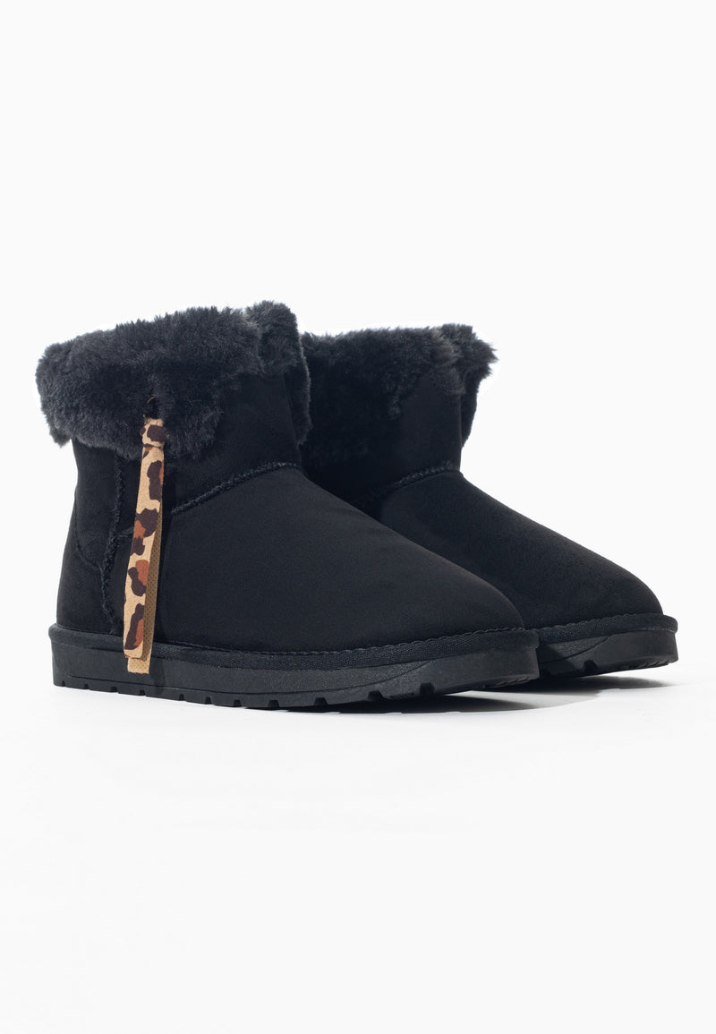 Bottines fourrées Mithia noires en paire, vues de trois-quarts, lanière tachetée visible