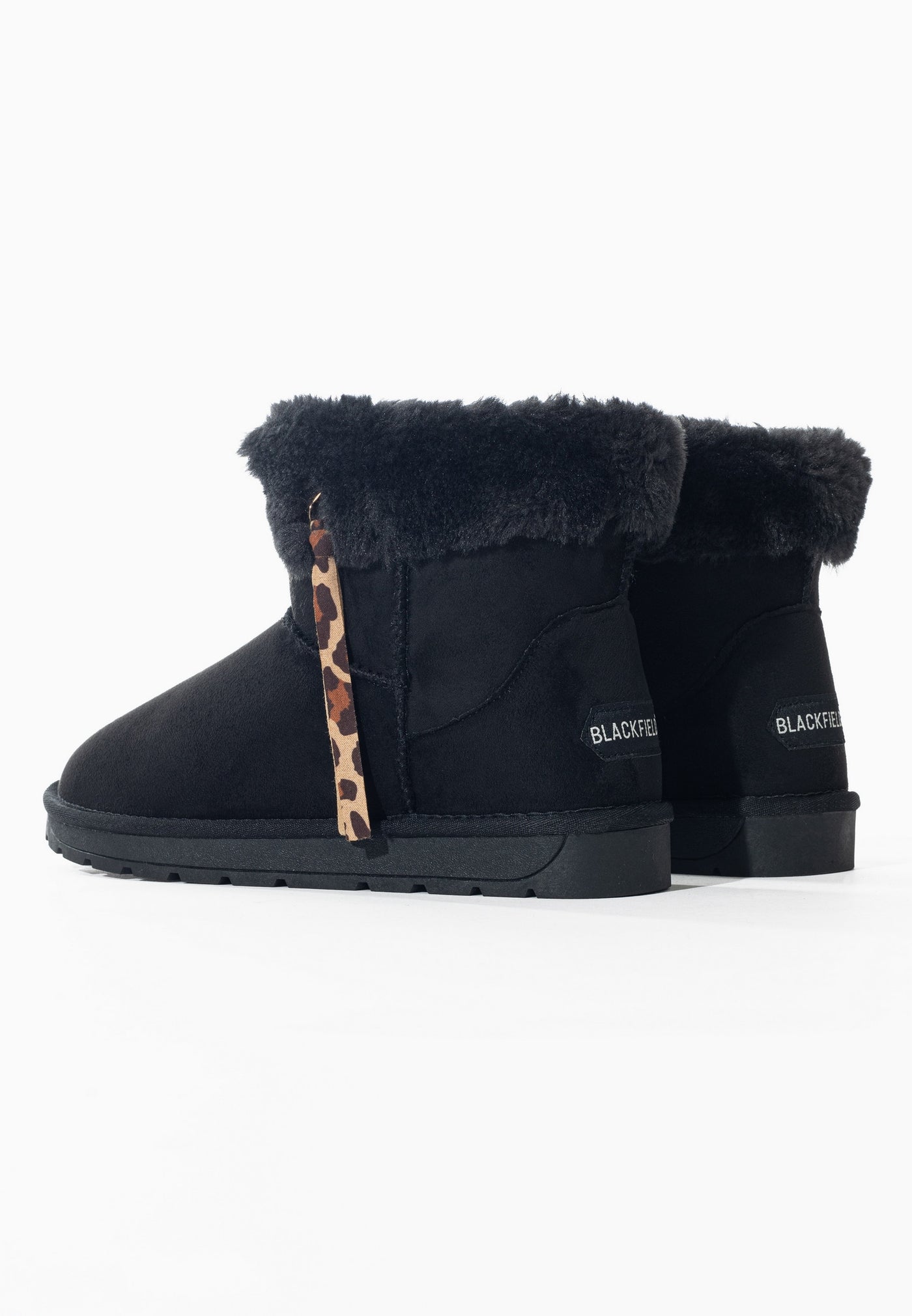 Paire de bottines fourrées Mithia noires de dos, nom Blackfield imprimé aux talons