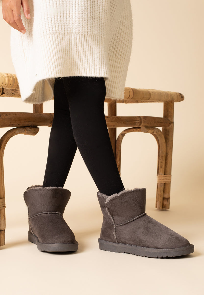 Bottines fourrées Wassily anthracite portées debout, talons légèrement décollés du sol