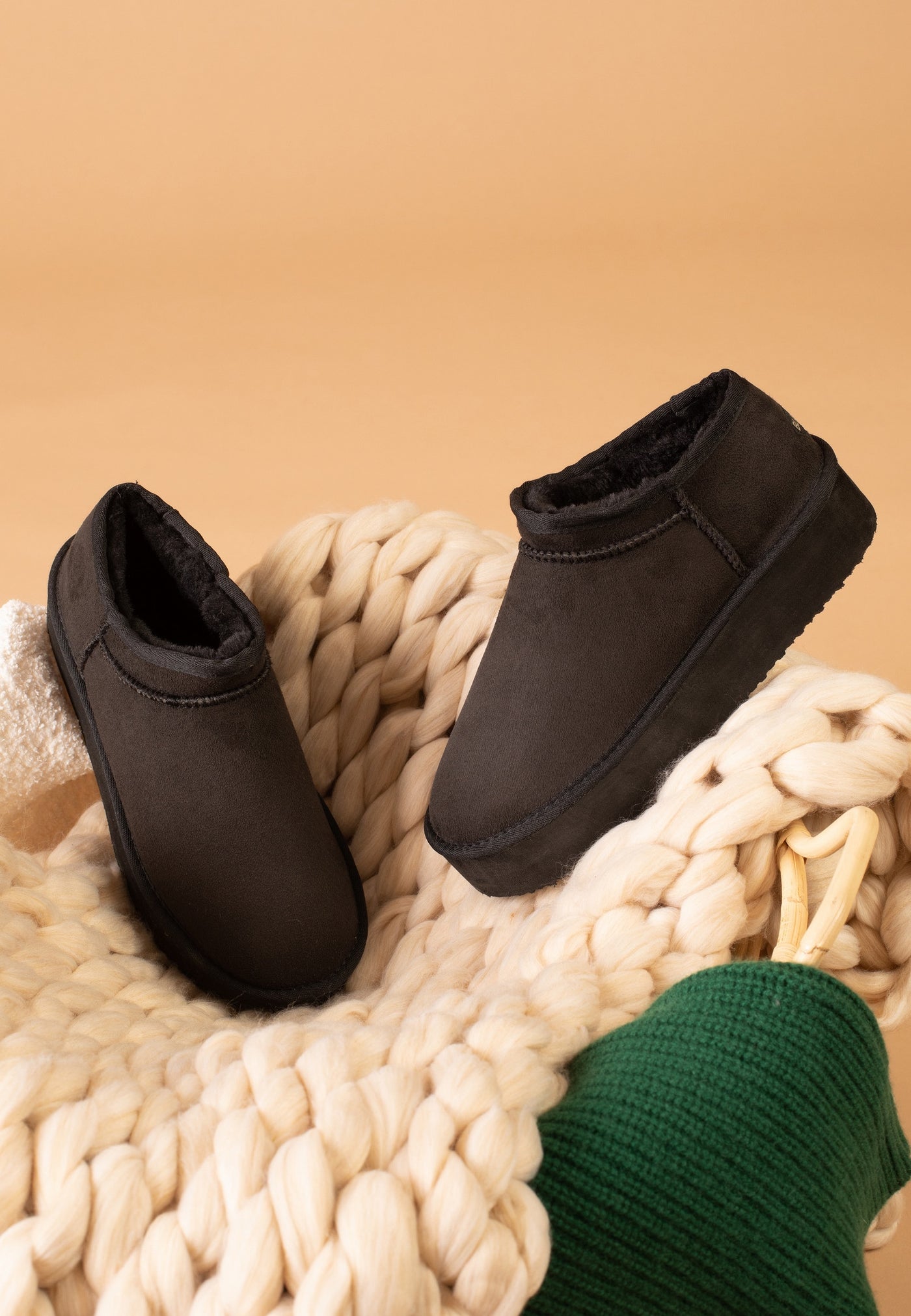 Bottines fourrées Fiaza noires de trois-quarts sur une grosse maille écrue