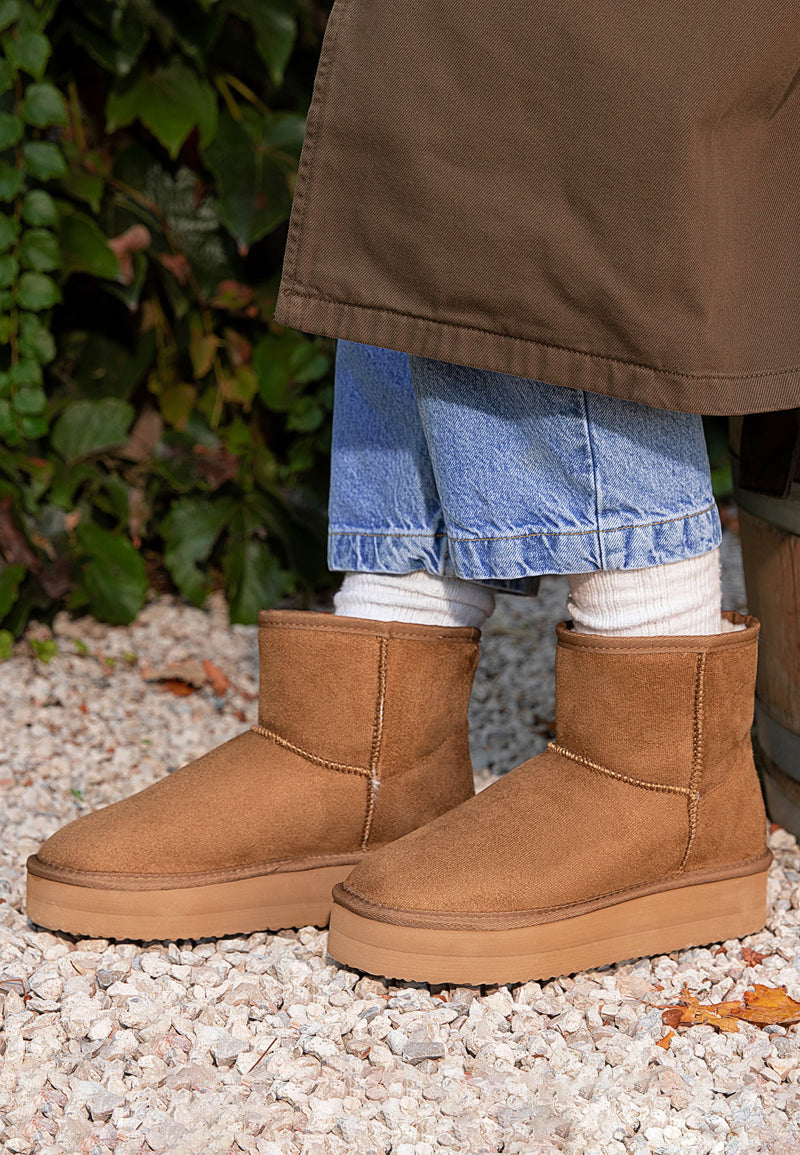 Bottines fourrées Princesse camel portées avec un jean brut et des chaussettes blanches
