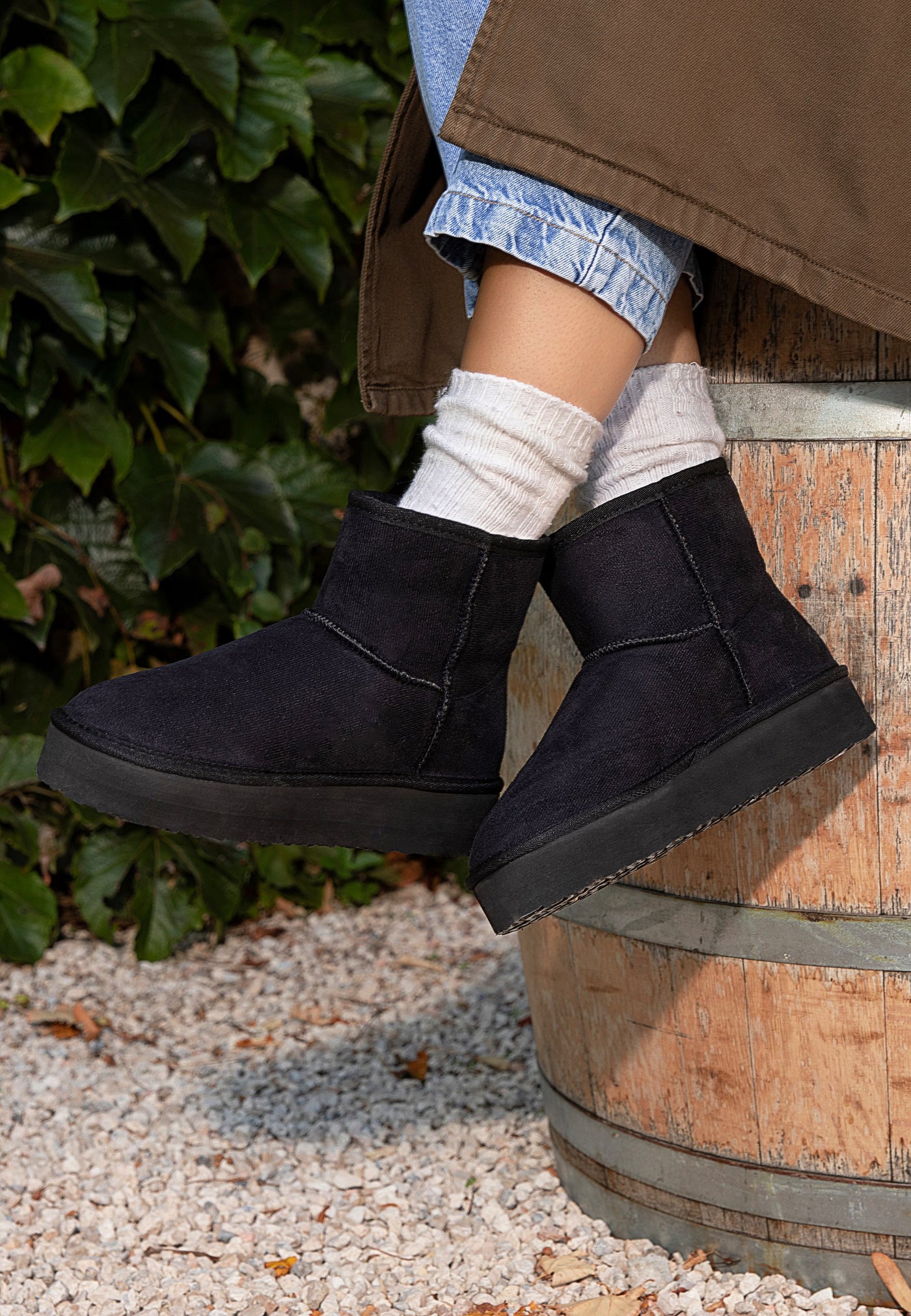 Bottines fourrées Princesse noires portées avec un jean et des chaussettes blanches
