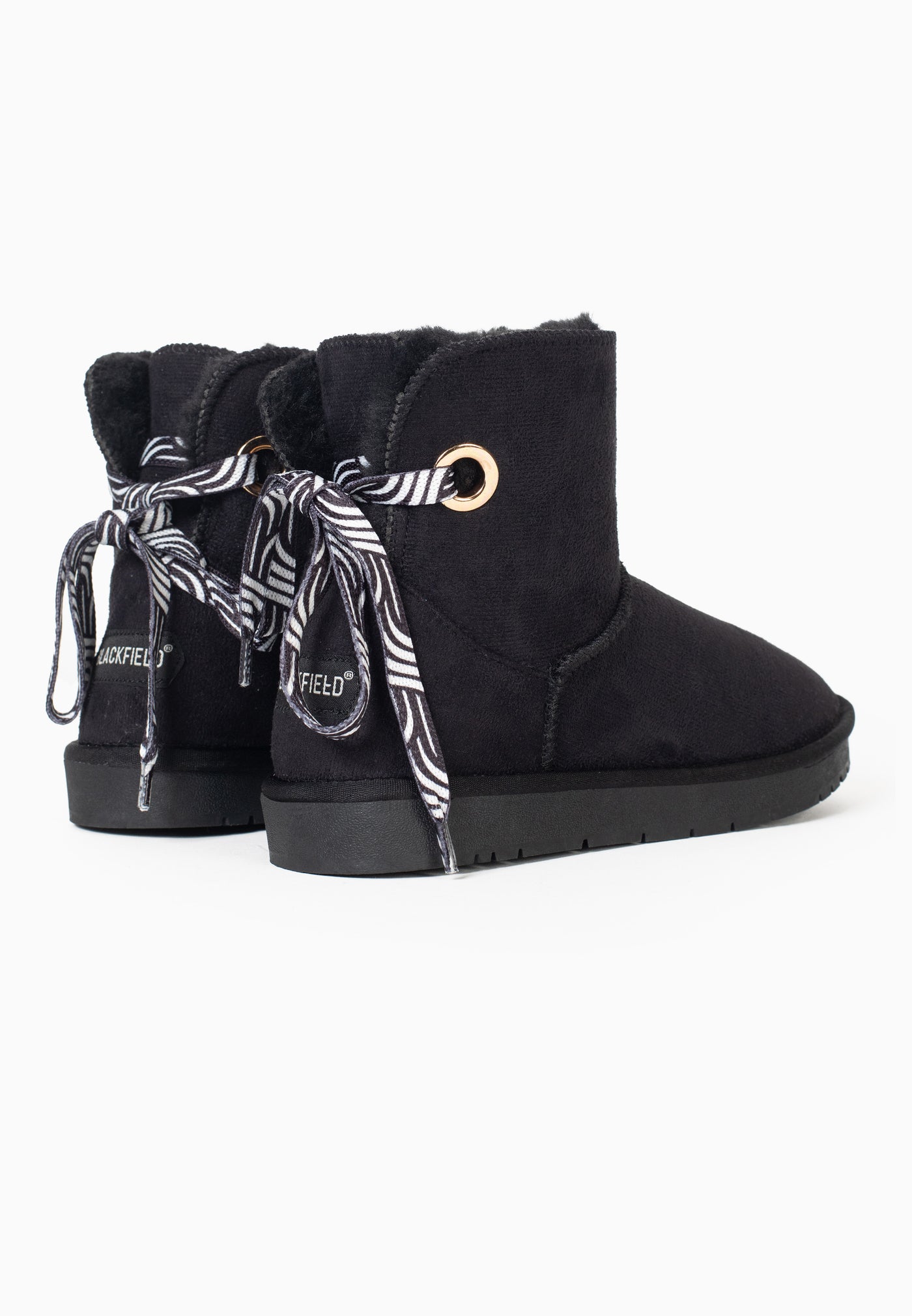 Paire de bottines fourrées Renzo noires de dos, étiquettes Blackfield blanches aux talons