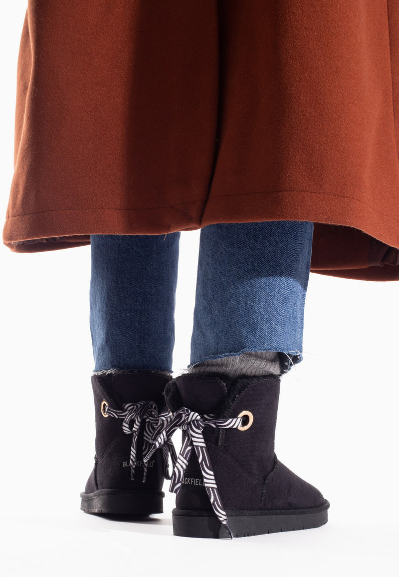 Bottines fourrées Renzo noires portées de dos, deux rubans rayés noués aux talons
