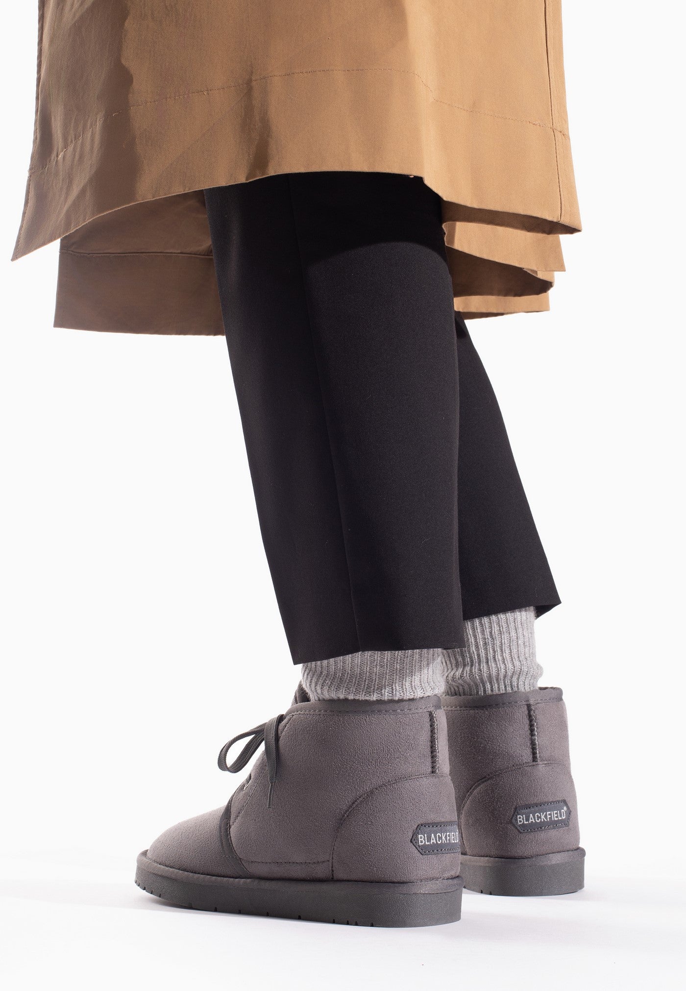 Bottines fourrées Chanel gris foncé portées de dos, laçage et col visibles