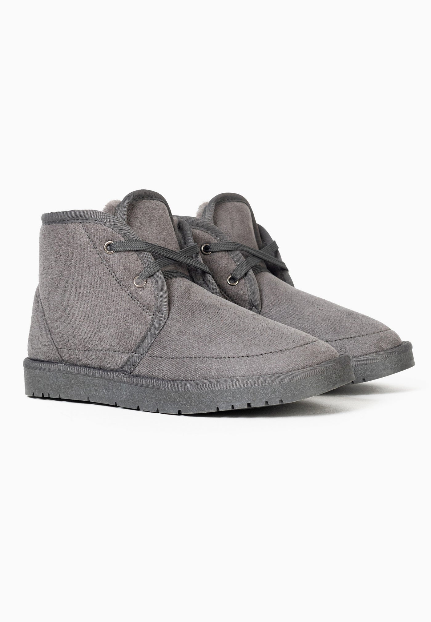 Paire de bottines fourrées Chanel gris foncé de trois-quarts, laçage à trois œillets