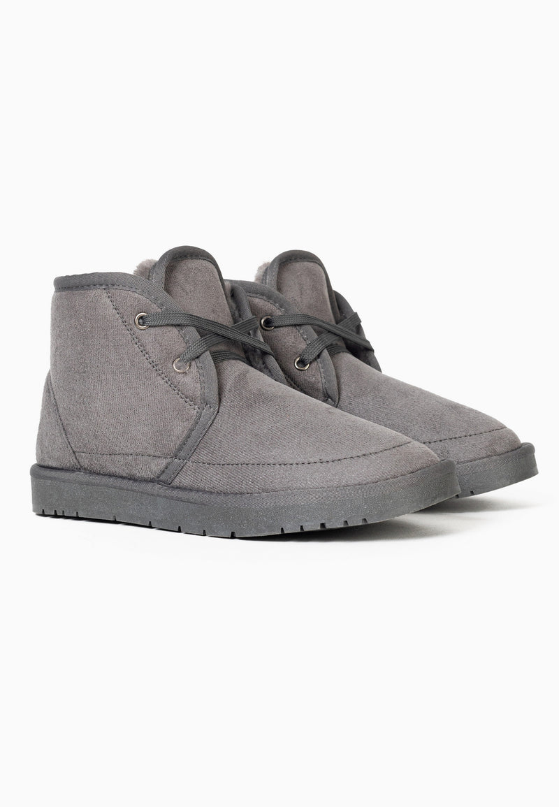 Paire de bottines fourrées Chanel gris foncé de trois-quarts, laçage à trois œillets