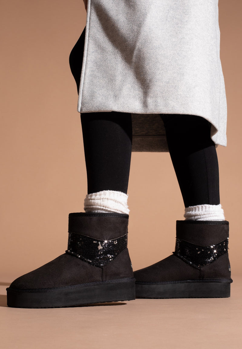 Bottines fourrées Garthage noires portées avec un legging et des chaussettes blanches