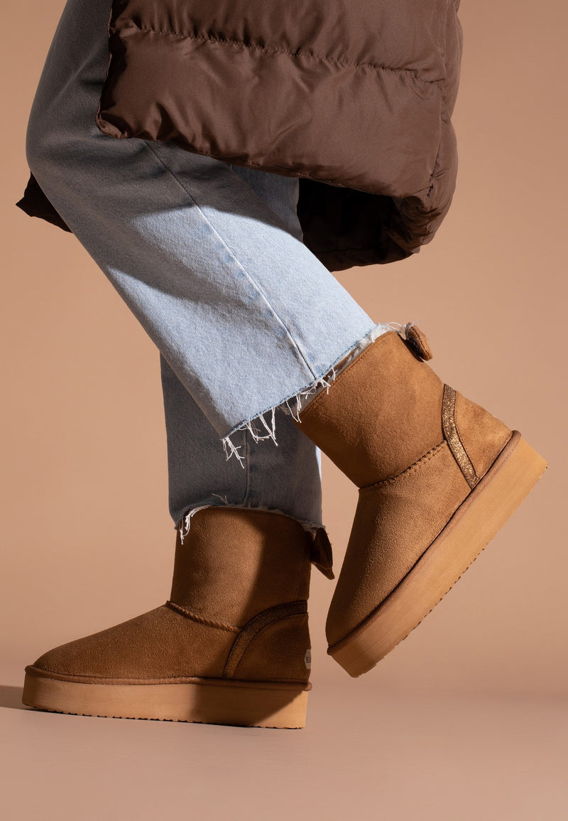 Bottines à plateforme fourrées Champlain camel portées avec un jean clair effiloché