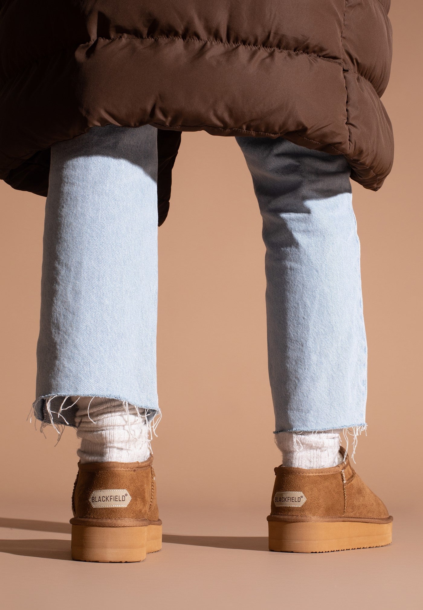 Bottines fourrées Fiaza camel vues de dos, étiquettes BLACKFIELD sur les talons