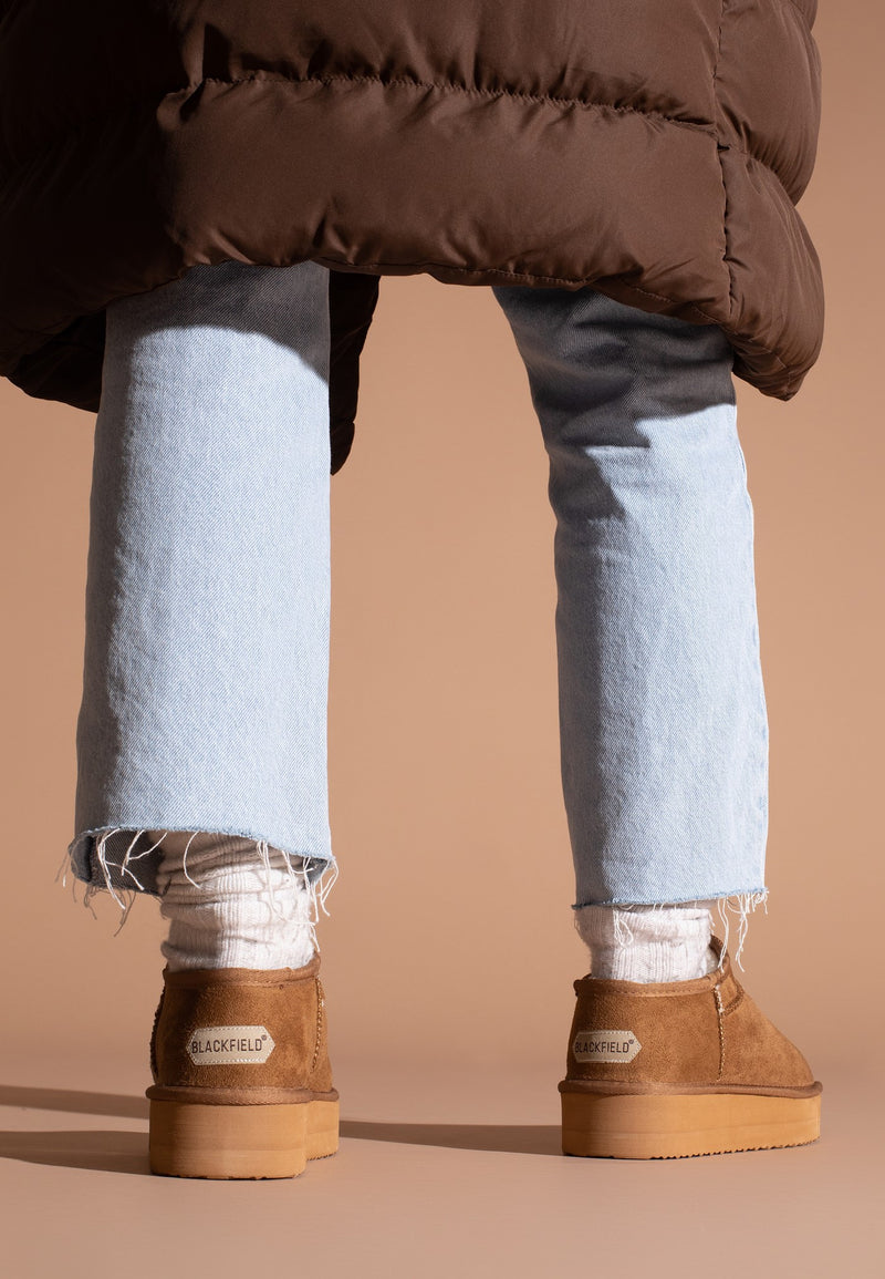 Bottines fourrées Fiaza camel vues de dos, étiquettes BLACKFIELD sur les talons