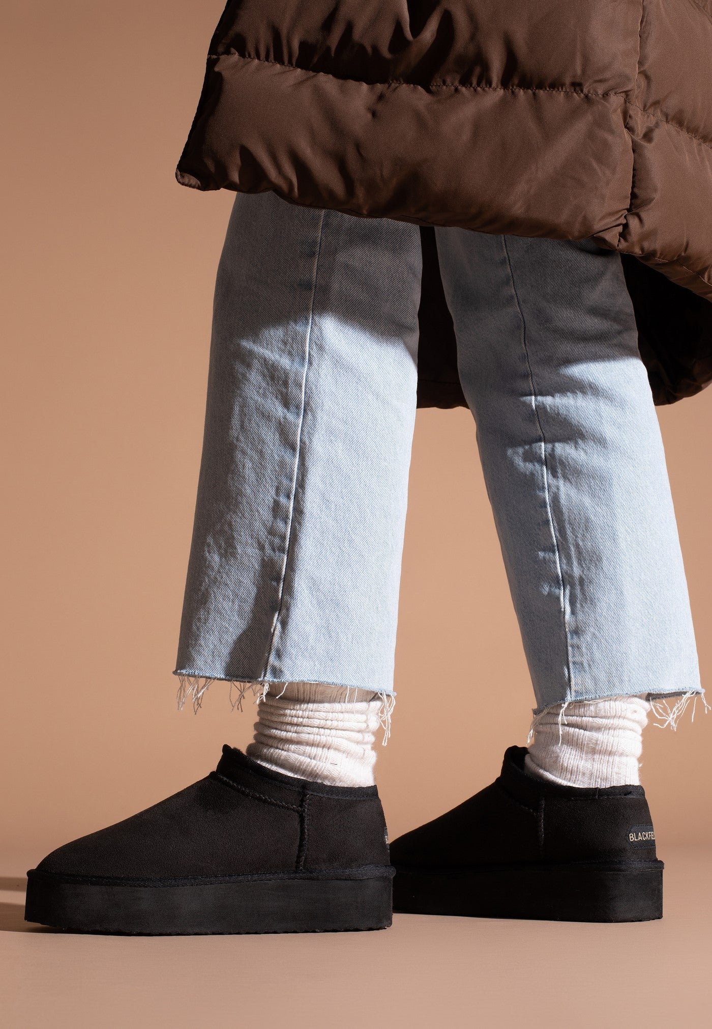 Bottines fourrées Fiaza noires portées de face, chaussettes crème repliées