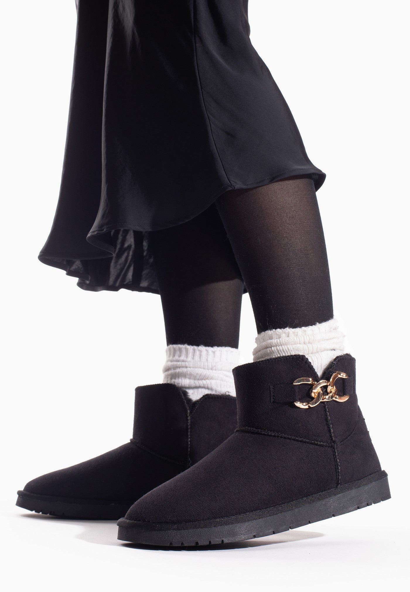 Bottines fourrées Janika noires portées avec collants et chaussettes blanches roulées