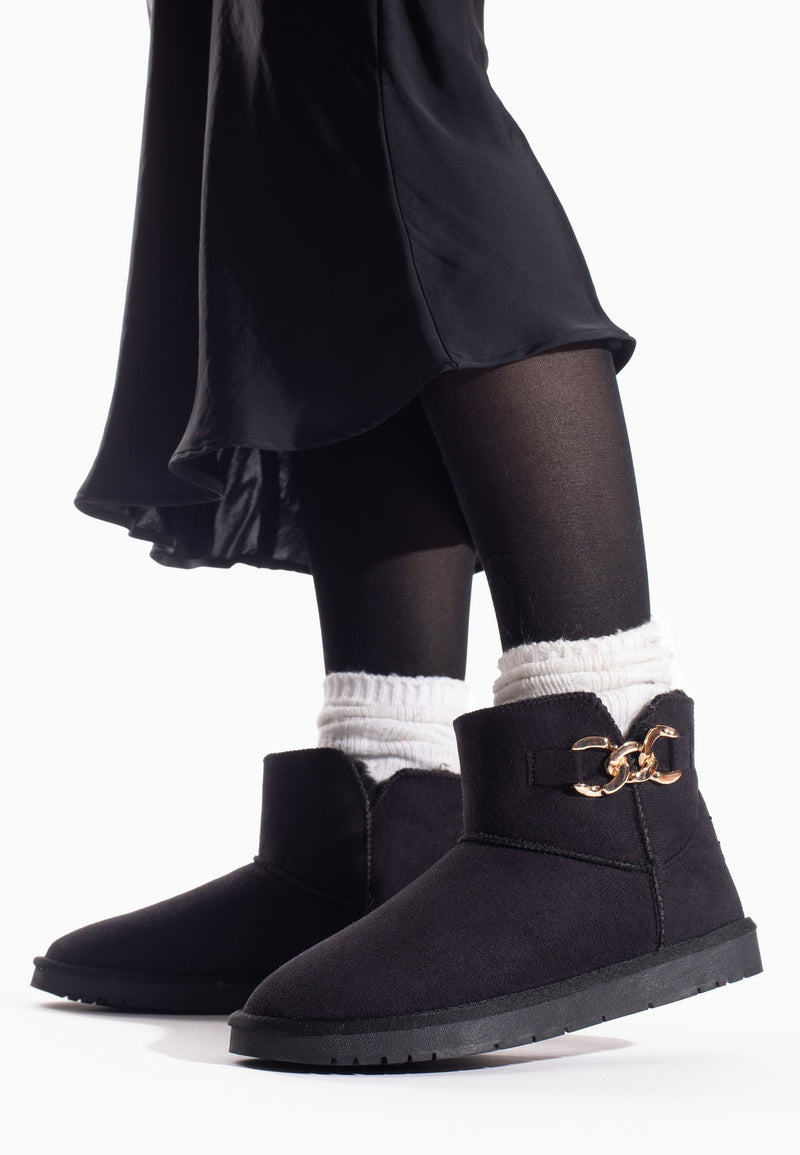 Bottines fourrées Janika noires portées avec collants et chaussettes blanches roulées