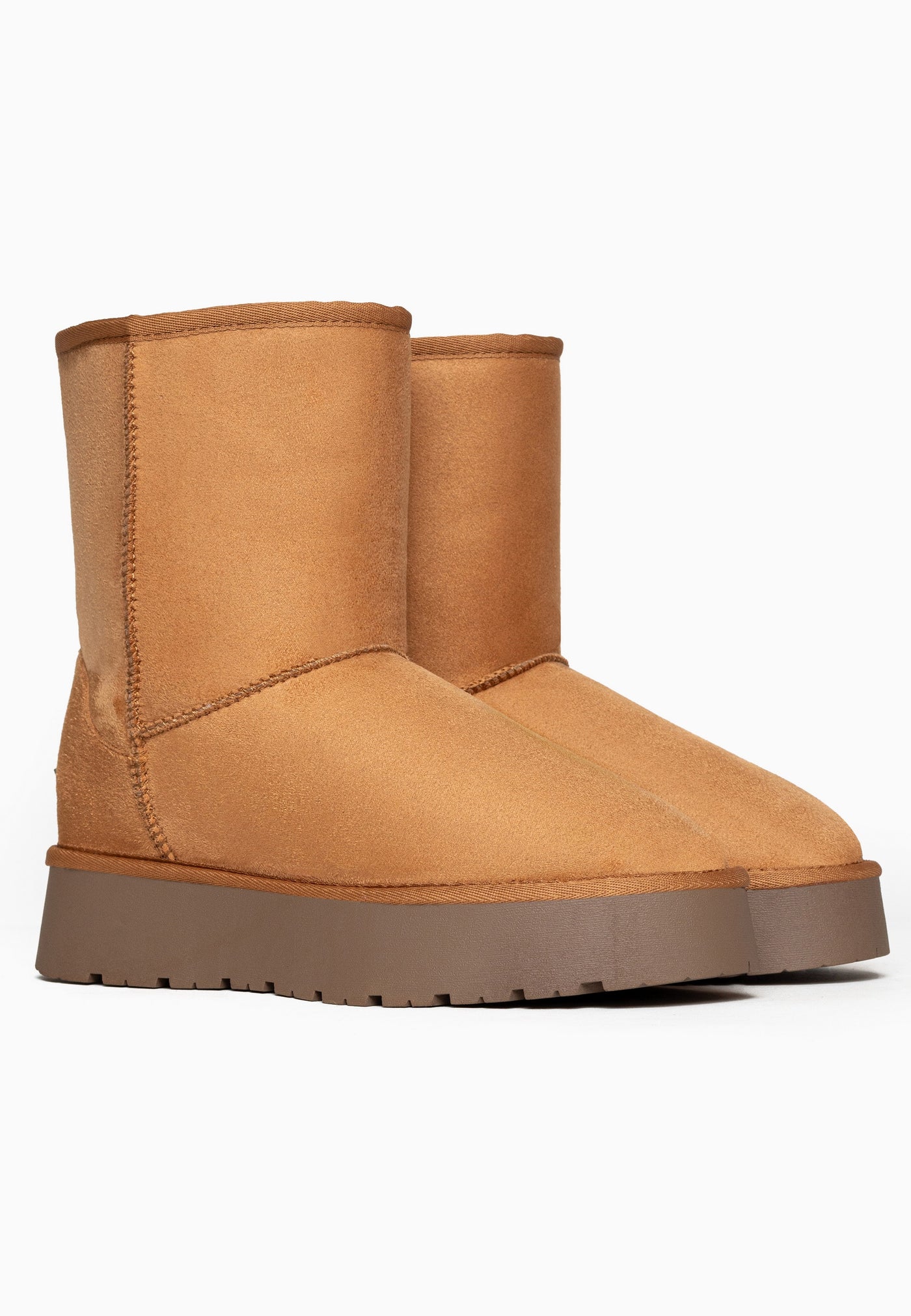Deux bottines fourrées Joy camel posées de trois-quarts, tige haute et lisse