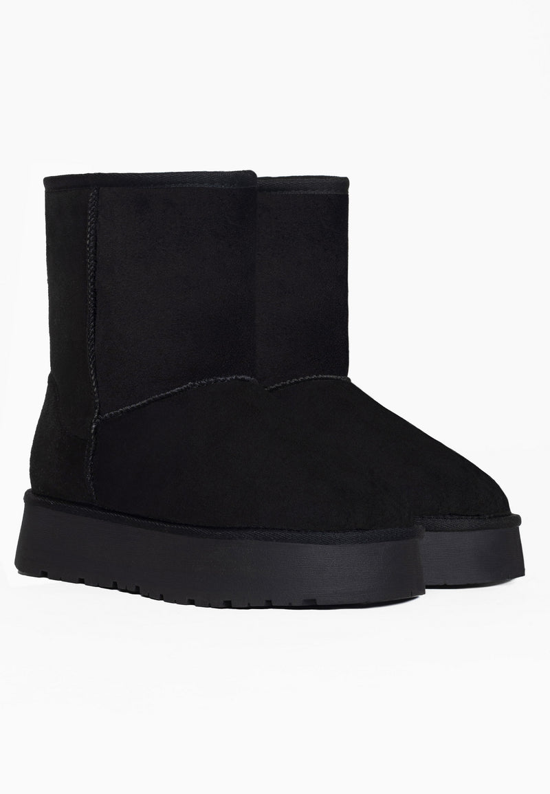 Bottines fourrées Joy noires vues de trois-quarts, tige haute et parfaitement unie
