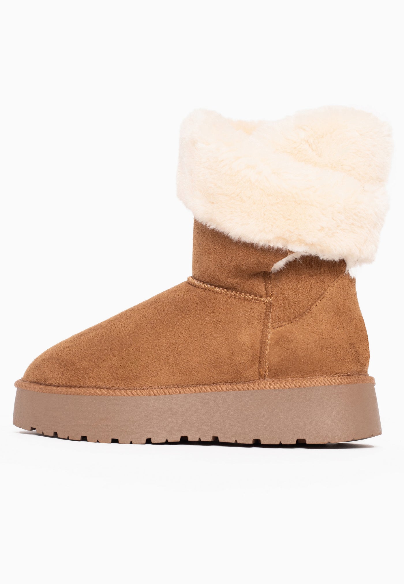 Bottine fourrée Barbara camel de profil, couture nette au contrefort et col ouvert