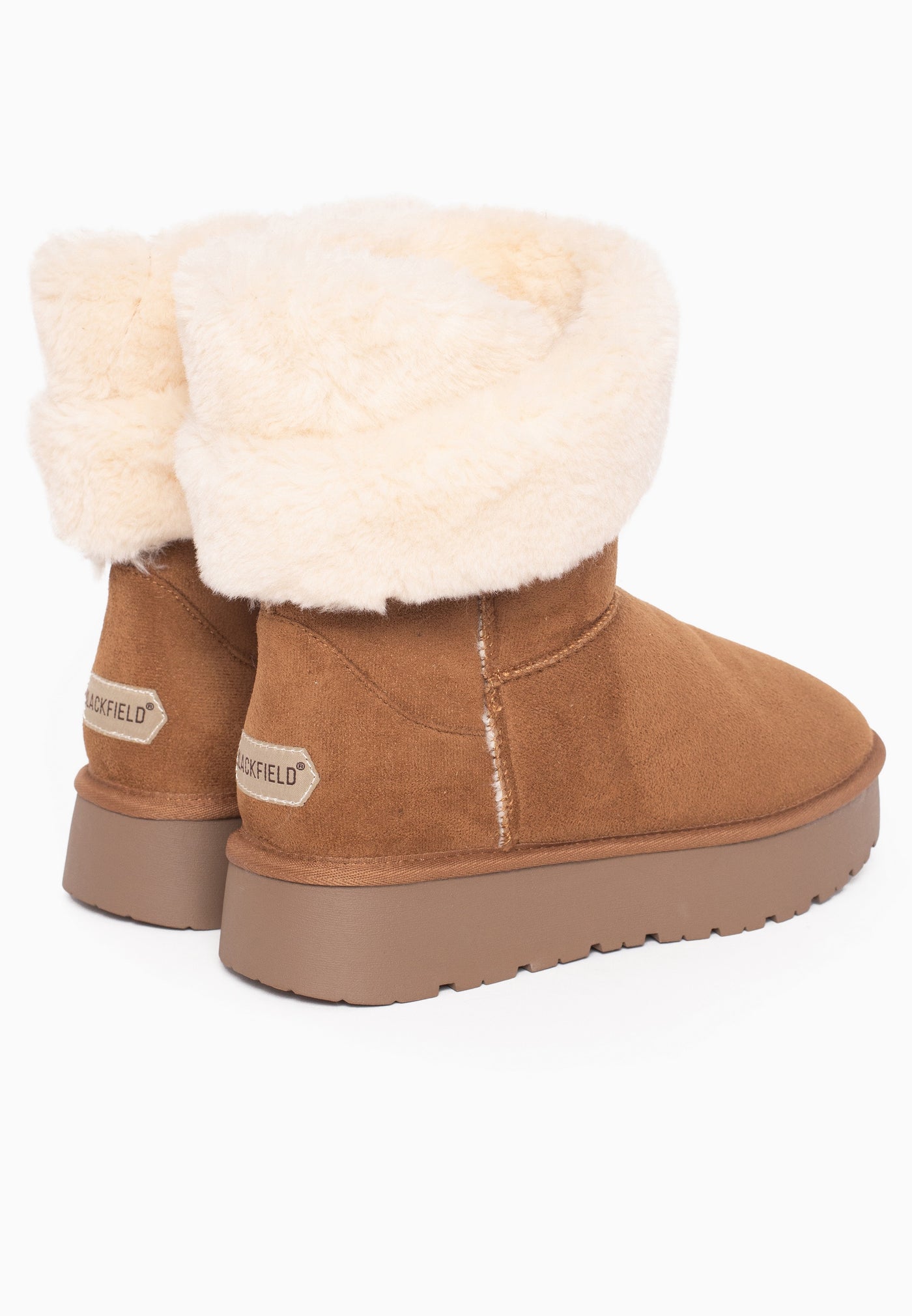 Paire de bottines fourrées Barbara camel de dos, étiquettes hexagonales aux talons