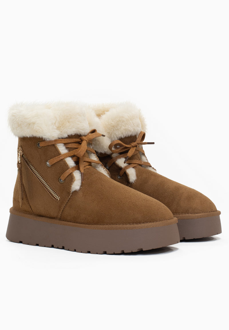 Les bottines fourrées Celia camel côte à côte, de trois-quarts, col crème et lacets marron