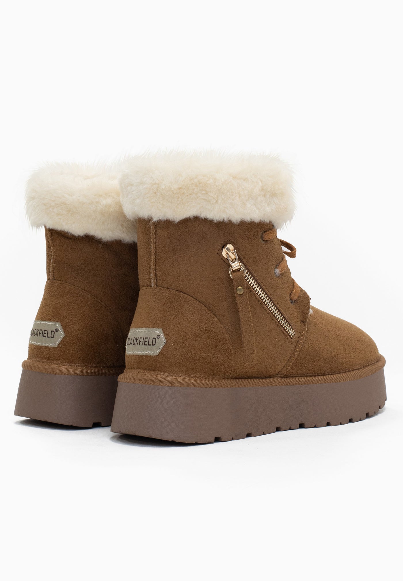 Paire de bottines fourrées Celia camel de dos, étiquettes Blackfield aux talons