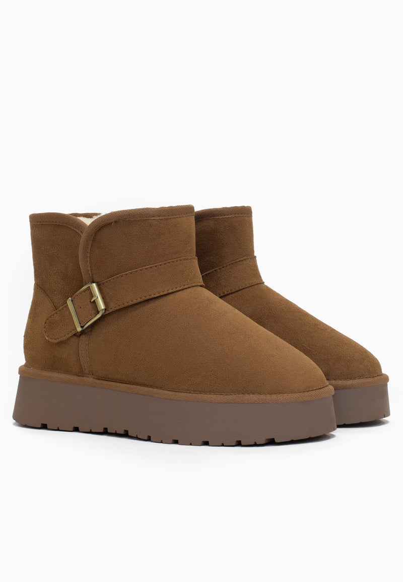 Paire de bottines fourrées Charriton camel de trois-quarts, boucles dorées au cou-de-pied