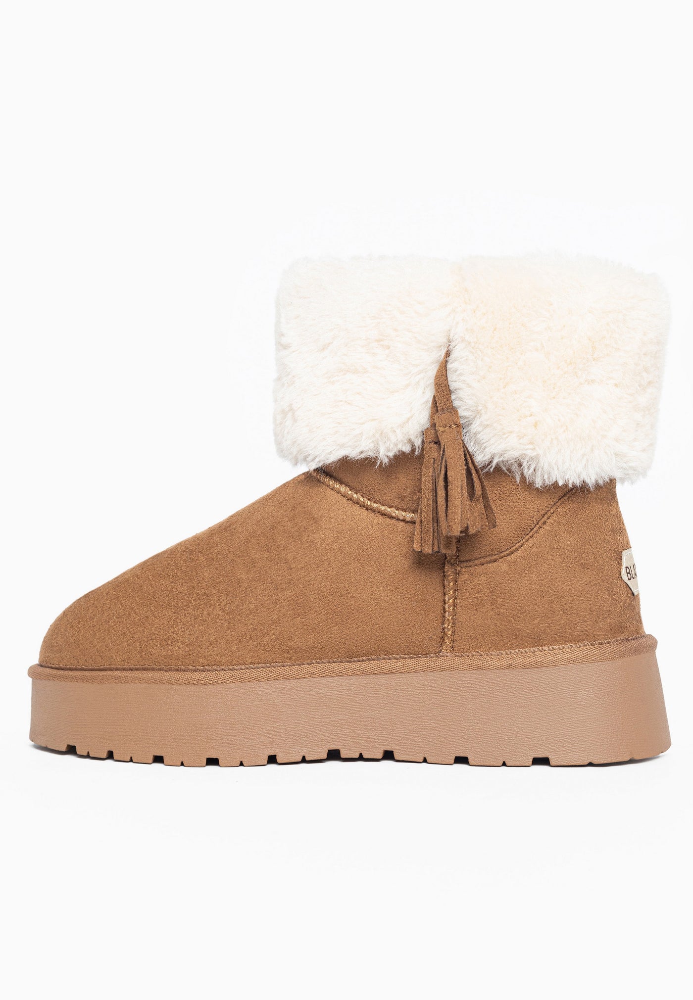 Bottine fourrée Clary camel vue de trois-quarts arrière, étiquette écrue au talon