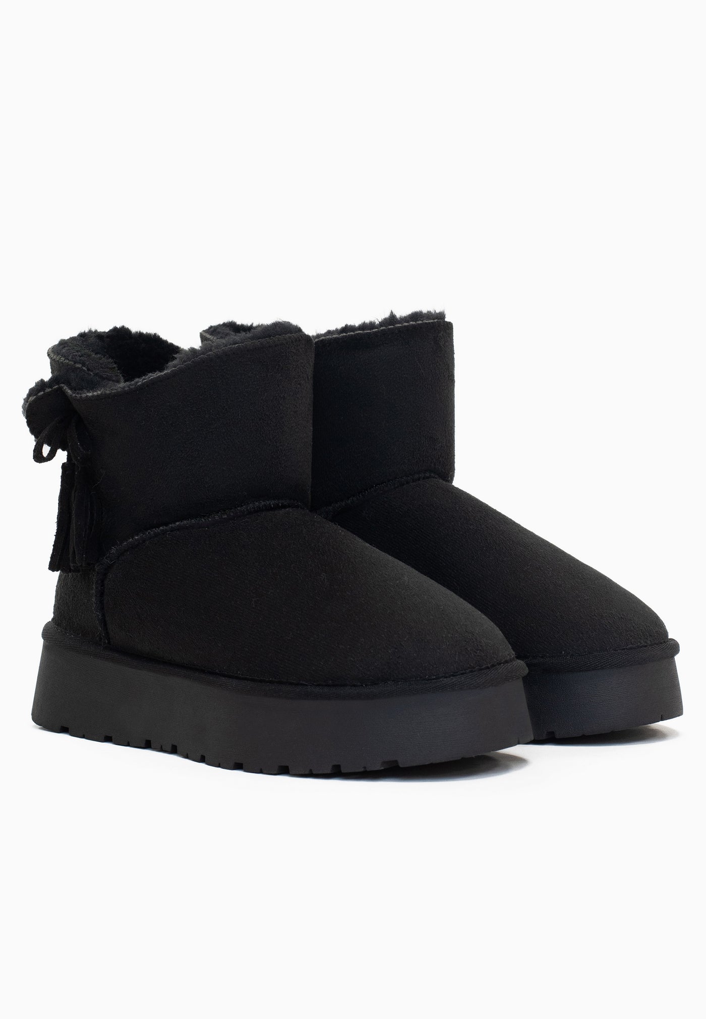 Deux bottines fourrées Curry noires de trois-quarts, glands à franges sur le côté