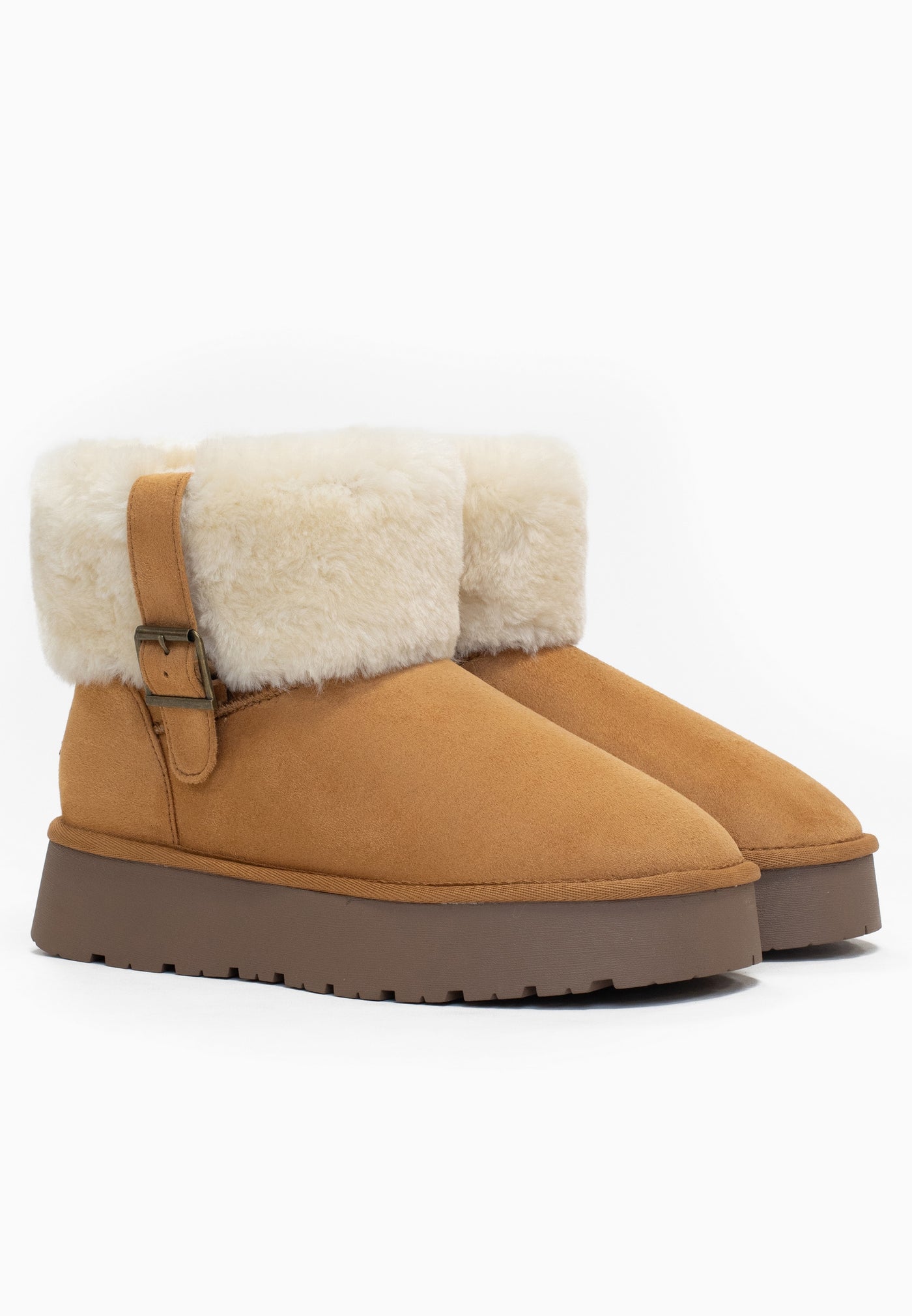 Les bottines fourrées Afton camel côte à côte, de trois-quarts, revers crème et boucle carrée