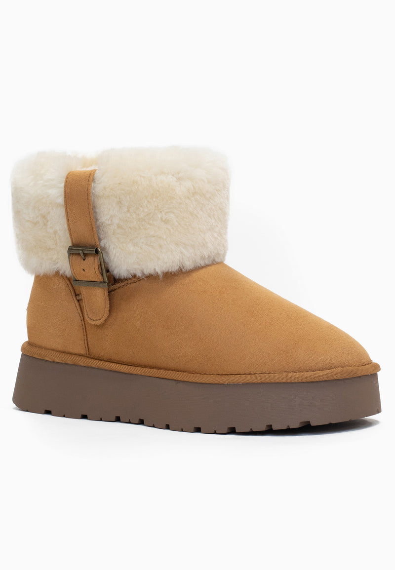 Bottine fourrée Afton camel de profil, lanière fermée sur une boucle carrée patinée