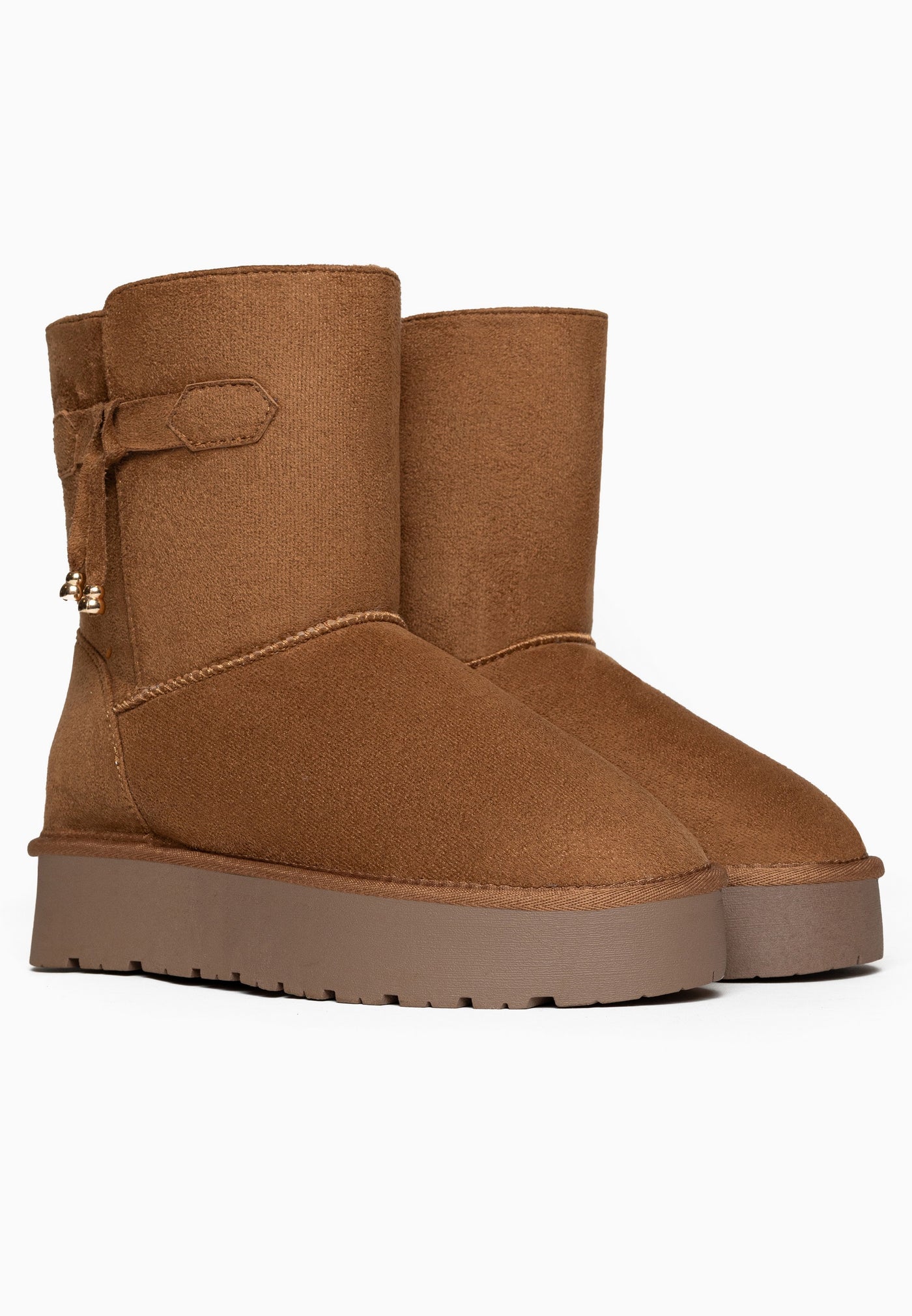 Deux bottines fourrées Opinaca camel vues de trois-quarts arrière, cordon à embouts dorés