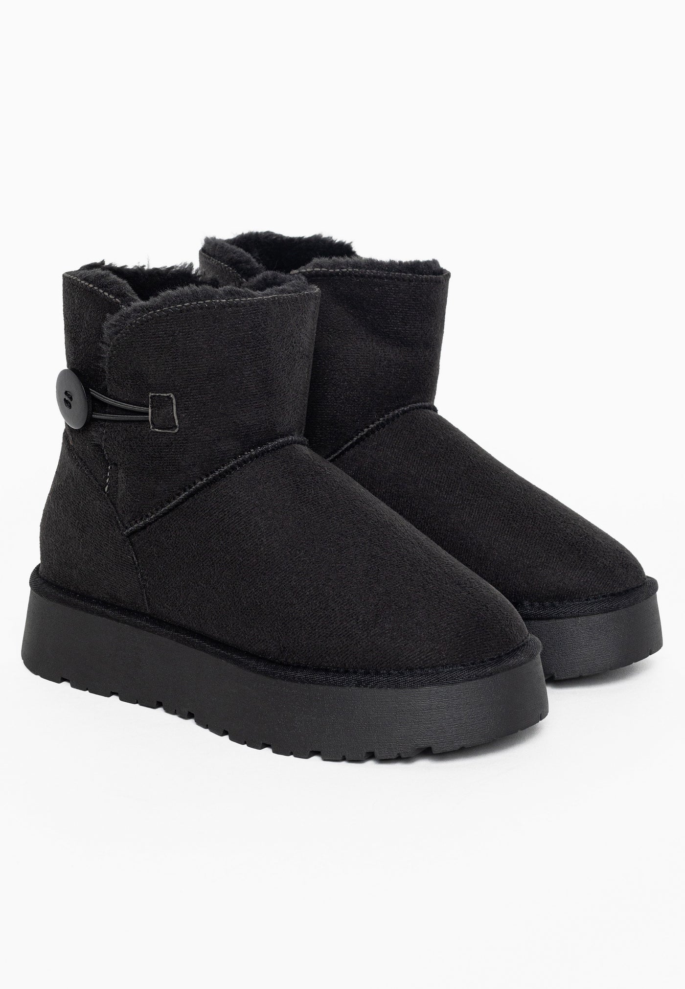 Bottines fourrées Clair noires vues de trois-quarts face, bouton noir sur bride élastique
