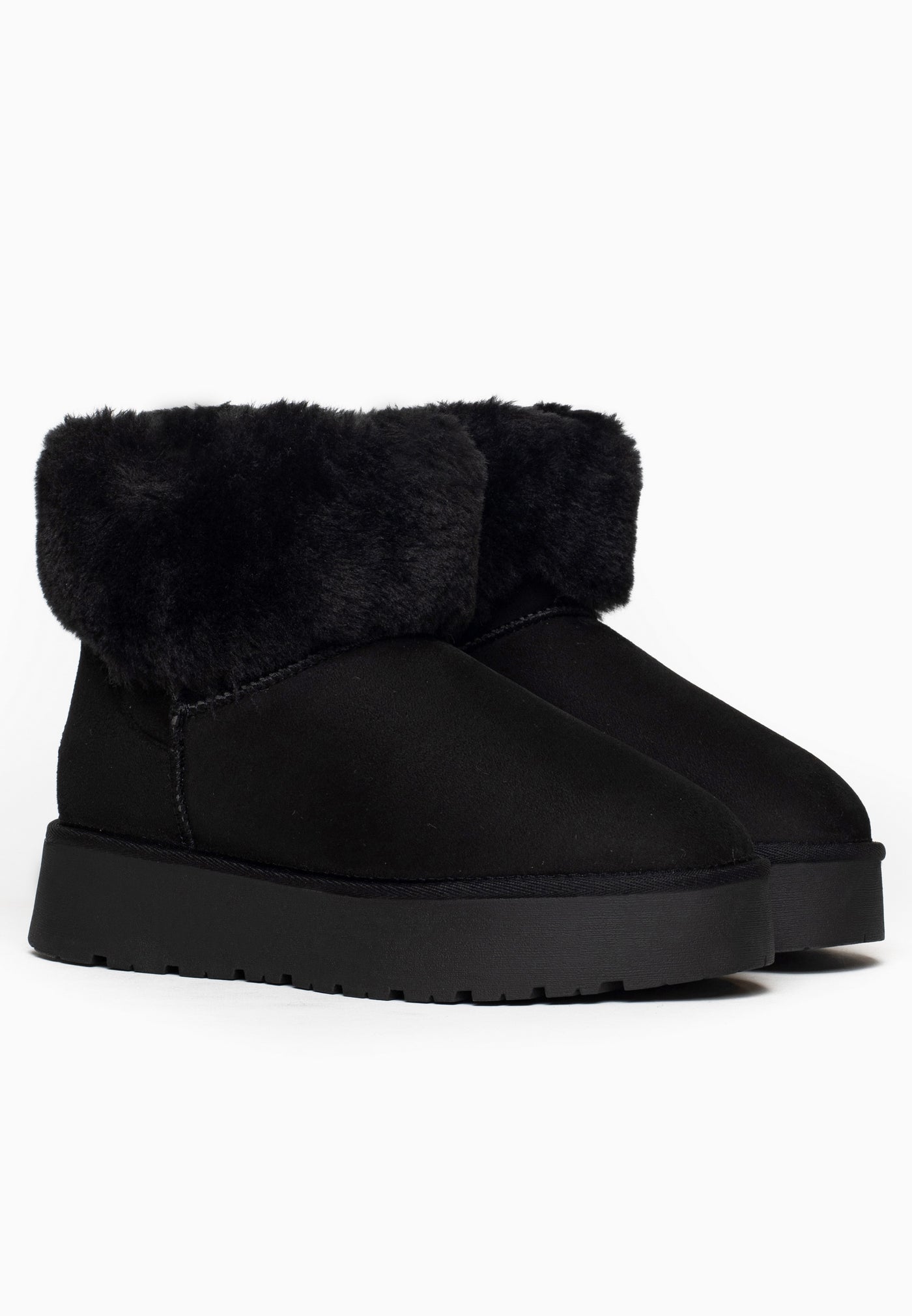 Paire de bottines fourrées Olivia noires de trois-quarts, cols de fausse fourrure repliés