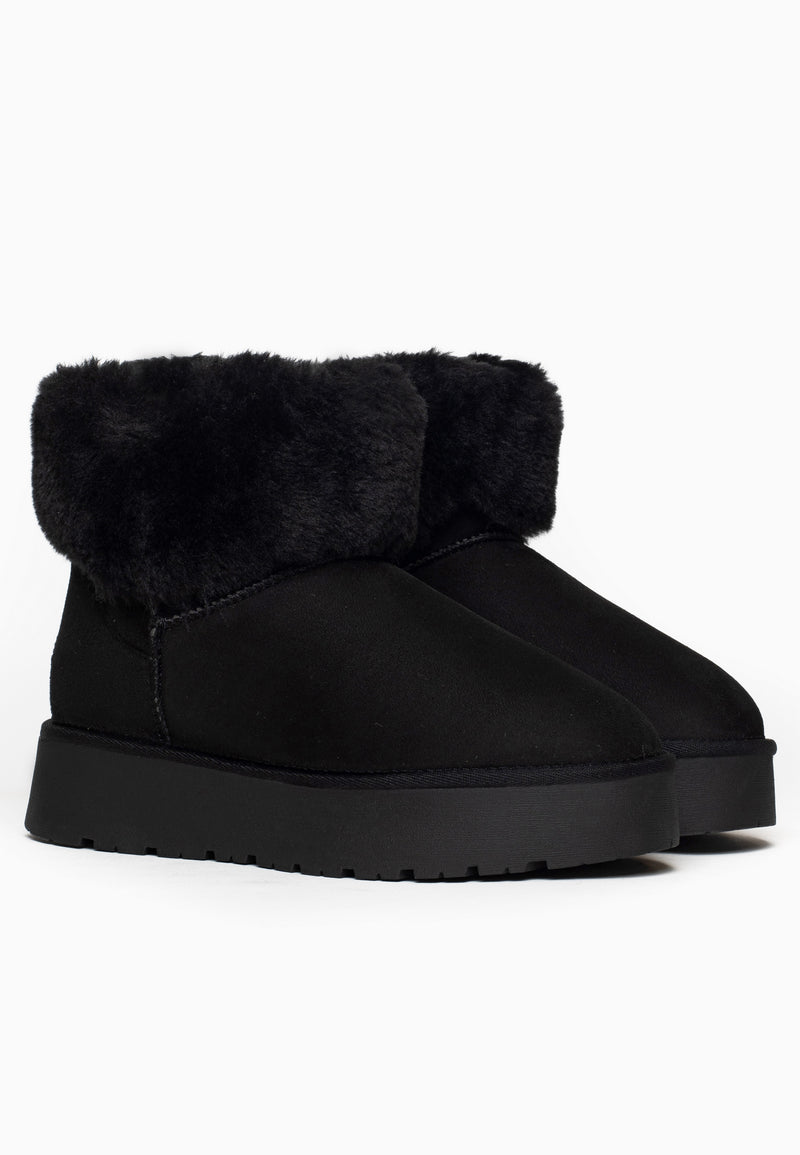 Paire de bottines fourrées Olivia noires de trois-quarts, cols de fausse fourrure repliés