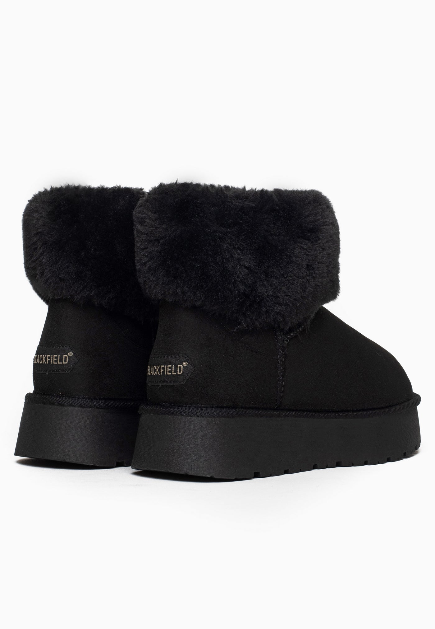 Paire de bottines fourrées Olivia noires vues de dos, deux étiquettes au-dessus des talons