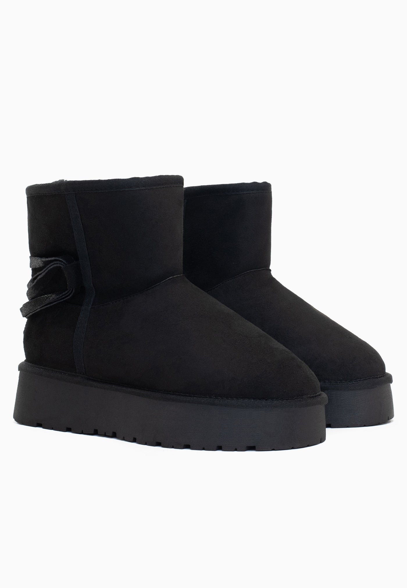Paire de bottines fourrées Dolce noires de trois-quarts, lacets plats croisés
