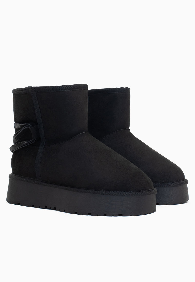Paire de bottines fourrées Dolce noires de trois-quarts, lacets plats croisés
