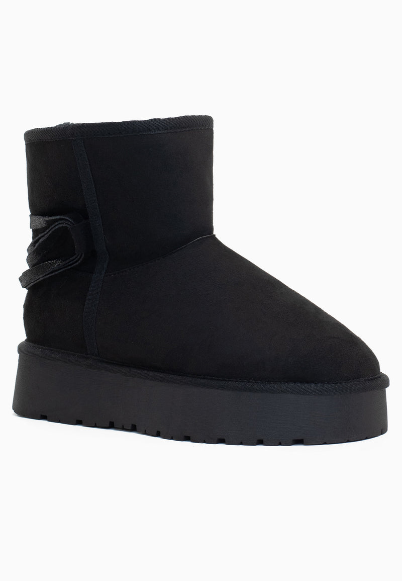 Bottine fourrée Dolce noire de trois-quarts avant, lacets satinés sur la tige mate