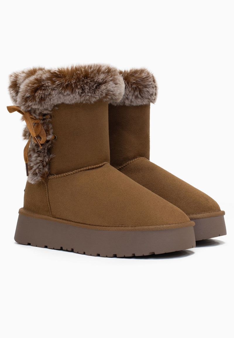 Paire de bottines fourrées Coma camel de trois-quarts, revers de fausse fourrure marbrée