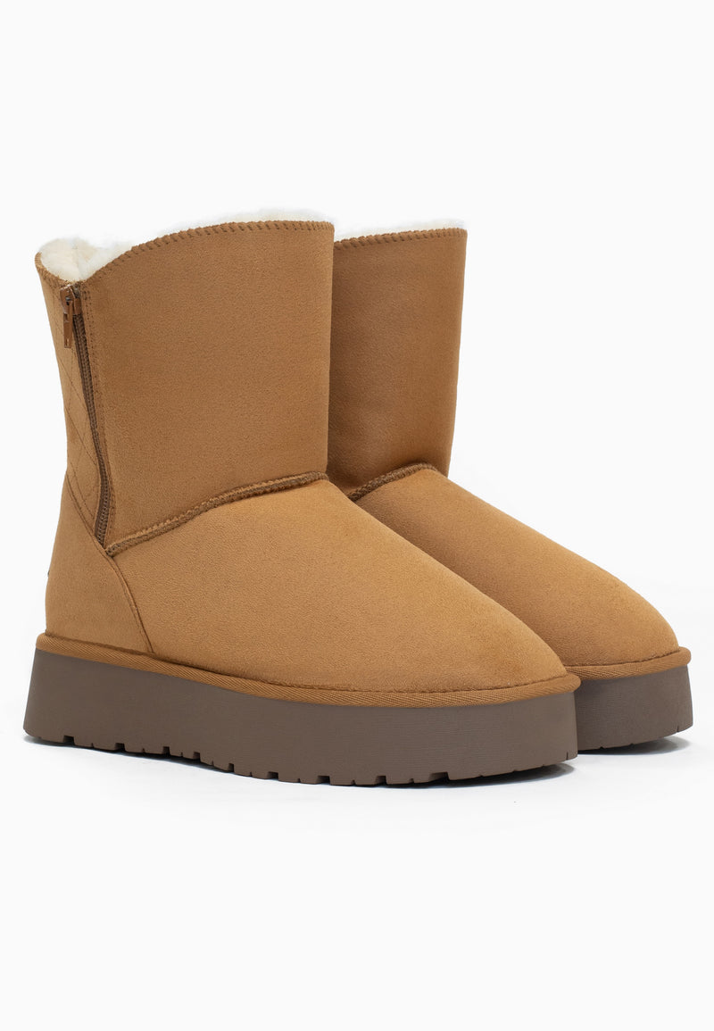 Deux bottines fourrées Lena camel de trois-quarts, doublure crème au bord échancré