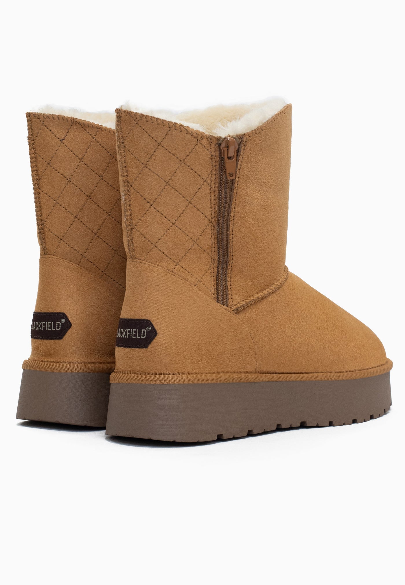Bottines fourrées Lena camel de dos, piqûre losange et étiquettes brunes aux talons