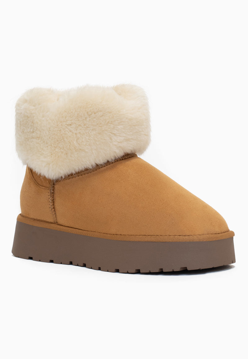 Bottine fourrée Olivia camel de profil, col crème replié et plateforme taupe