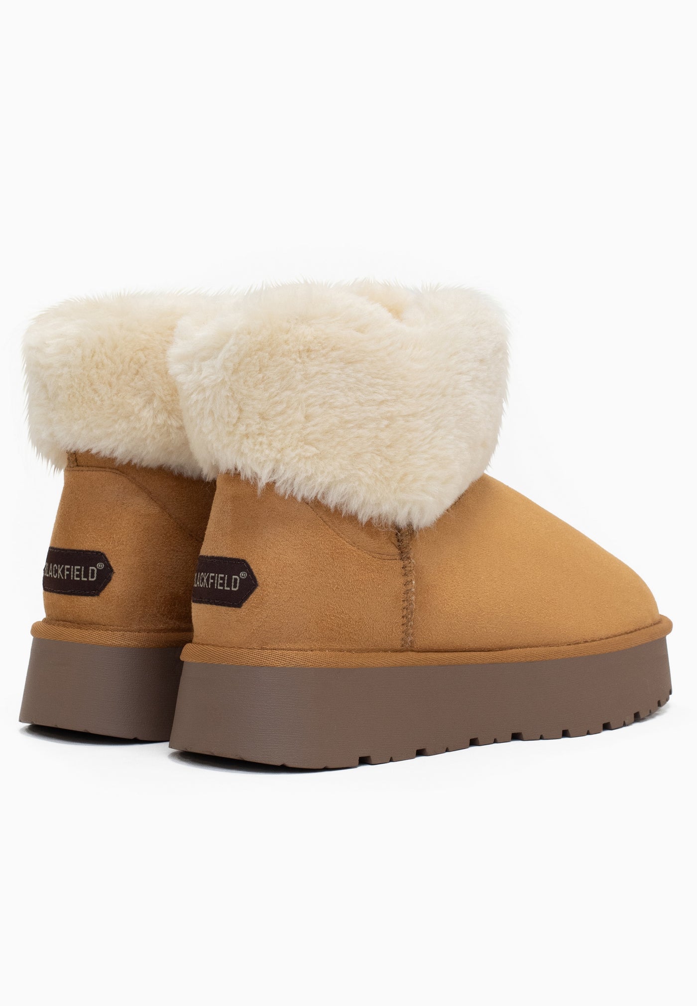 Paire de bottines fourrées Olivia camel vues de dos, deux étiquettes brunes aux talons