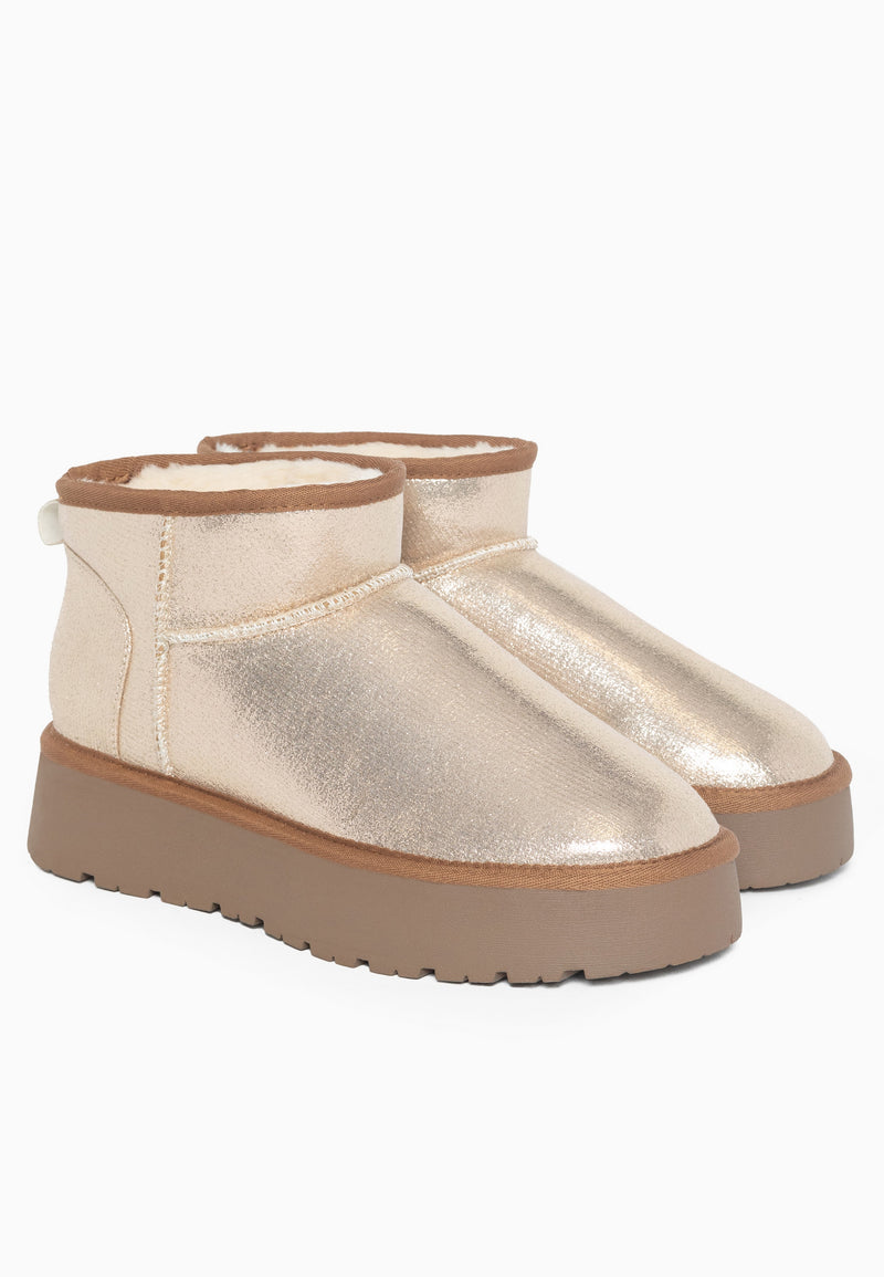 Milli camel à reflet doré, la paire de bottines fourrées vue de trois-quarts