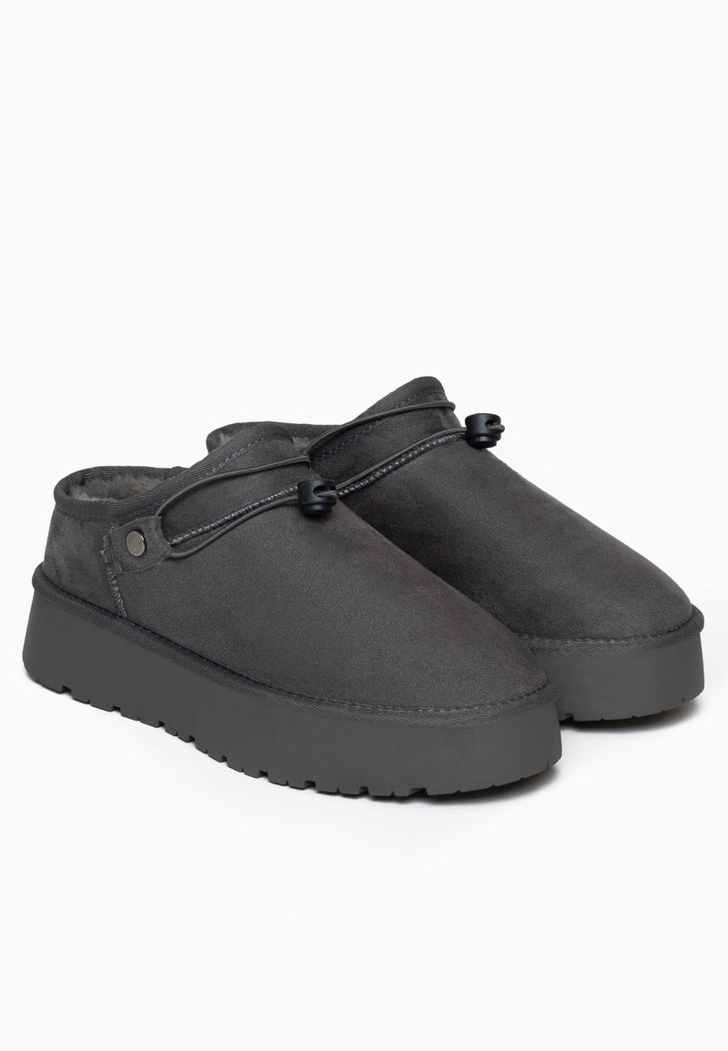 Paire de sabots fourrés Eblis anthracite de trois-quarts, plateforme crantée épaisse