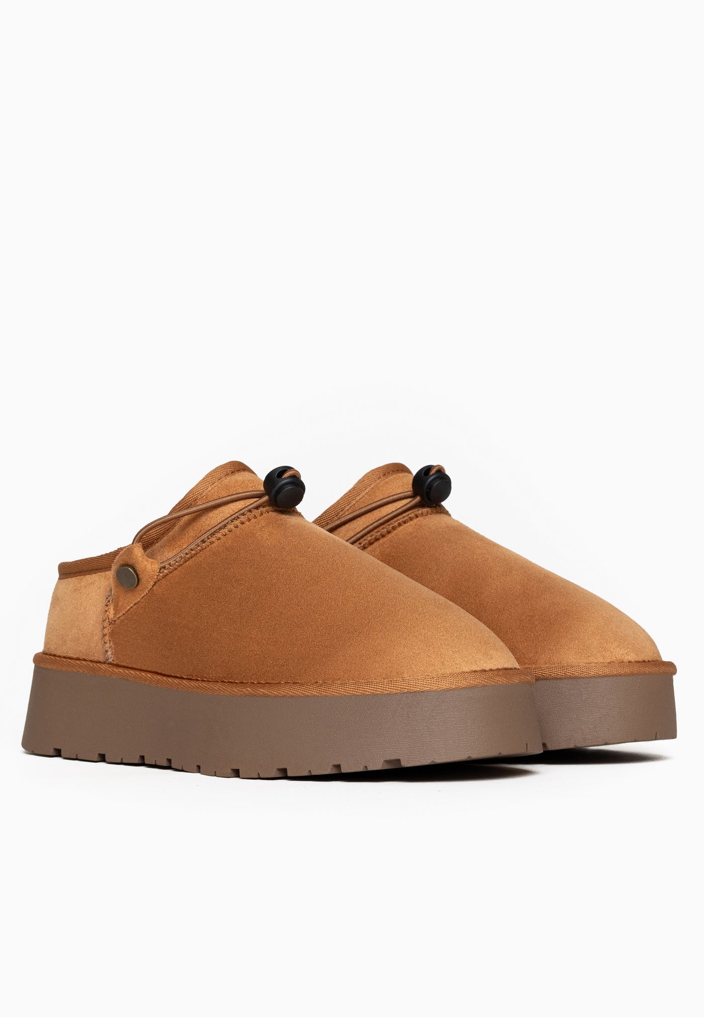 Sabots fourrés Eblis camel vus de trois-quarts, plateforme taupe sous le dessus camel