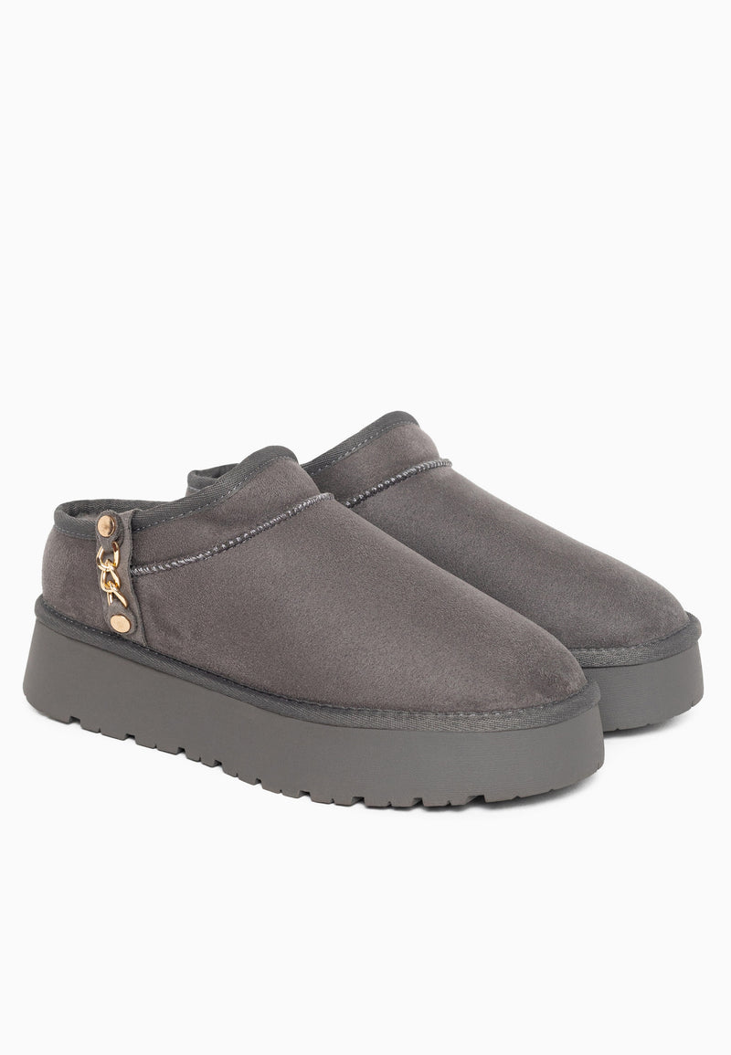 Paire de sabots fourrés Ediala anthracite de trois-quarts, chaînette dorée sur le dessus