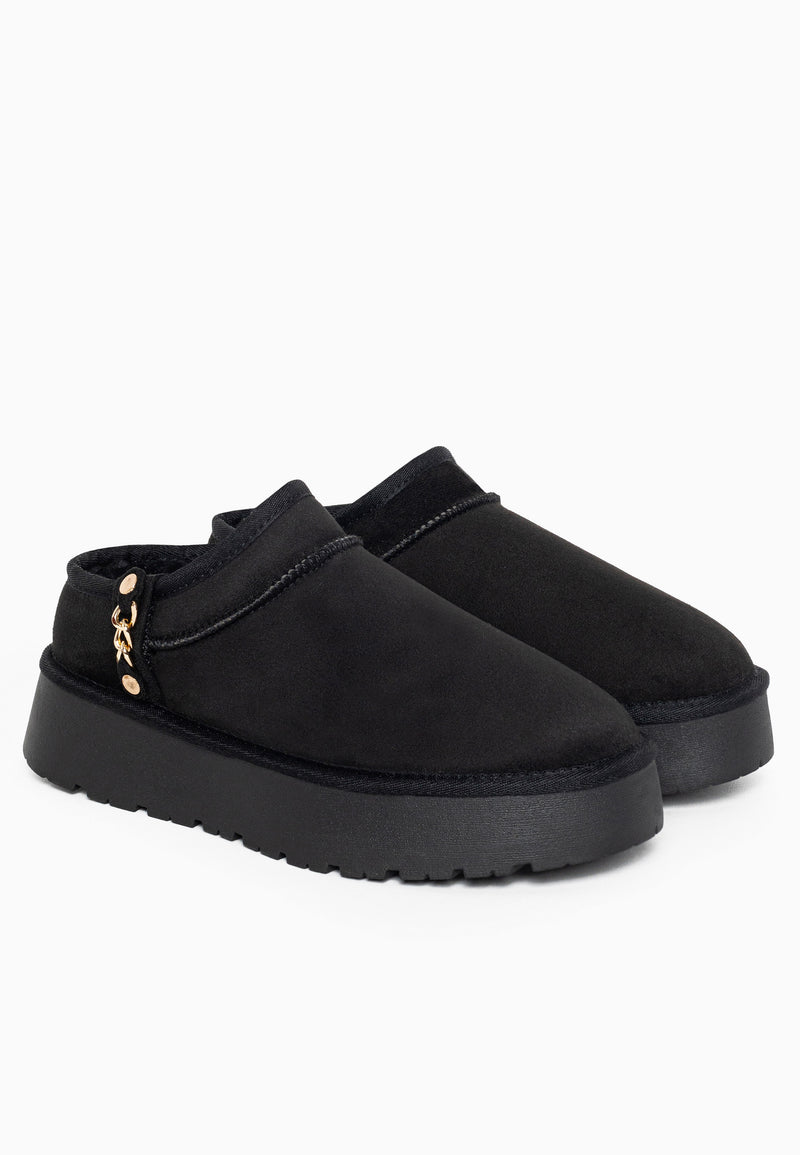 Les deux bottines fourrées Ediala noires de trois-quarts sur plateforme noire