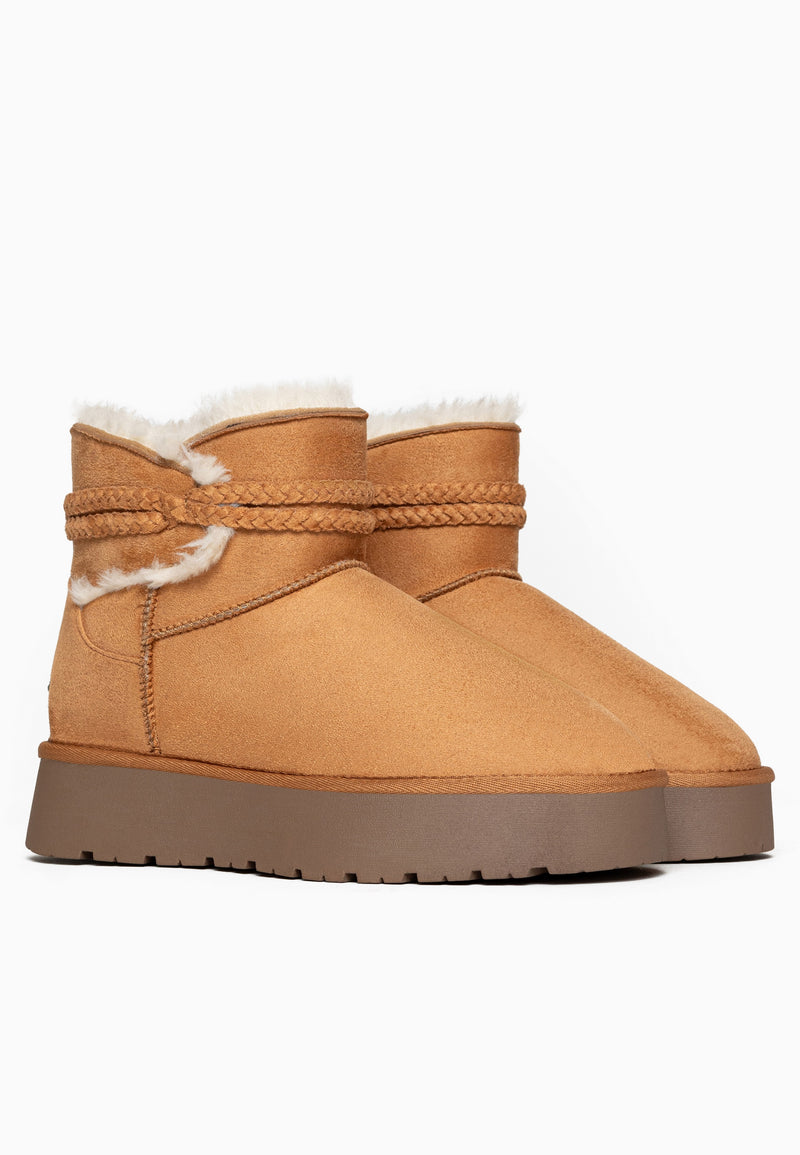 Deux bottines fourrées Mergie camel de profil, lien tressé noué sur la tige